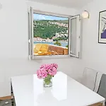 Dee Dee Dubrovnik