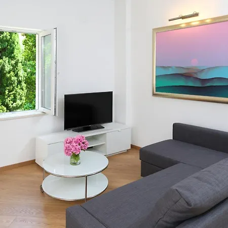 Dee Dee Apartment