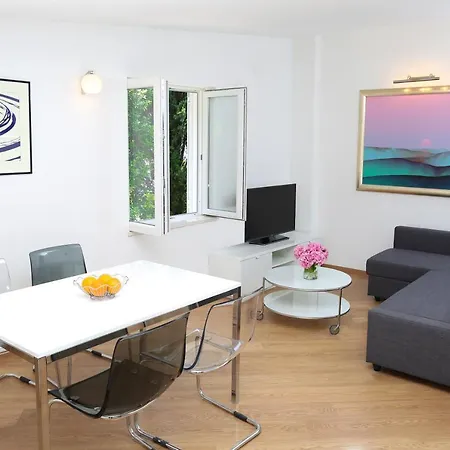 Dee Dee Apartment *